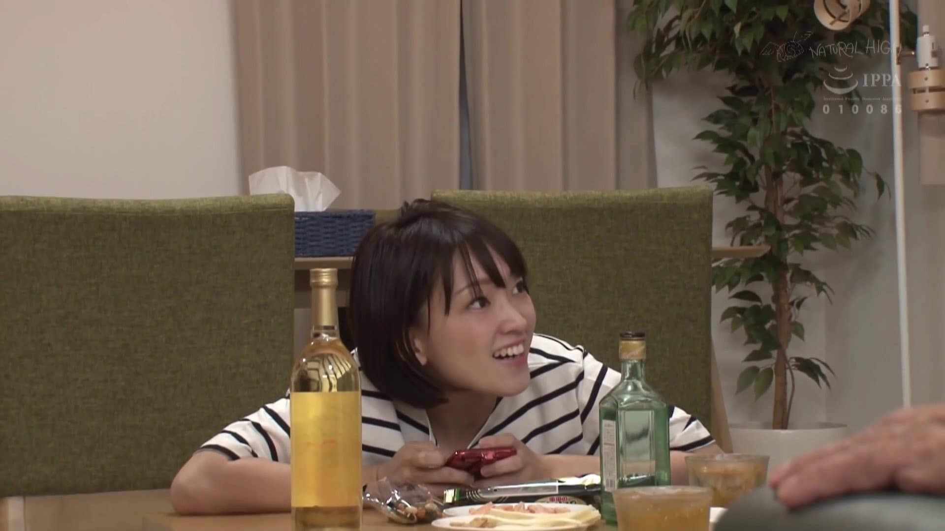 家族がいるのに大好きな叔父さんの膝の上でこっそりチ○ポ挿入そのまま中出しまでさせてしまう姪っ子