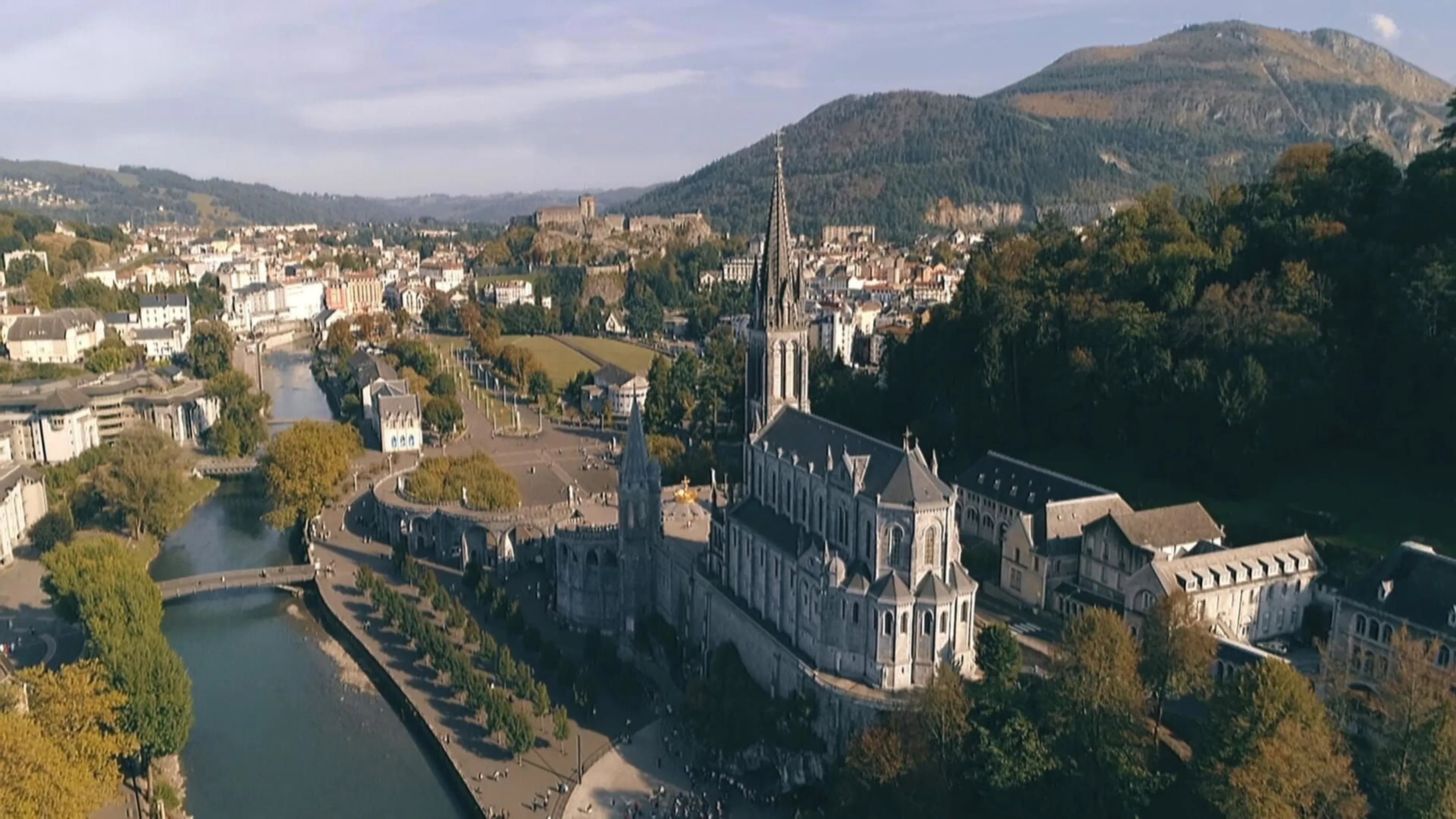 Lourdes, le sanctuaire de la démesure