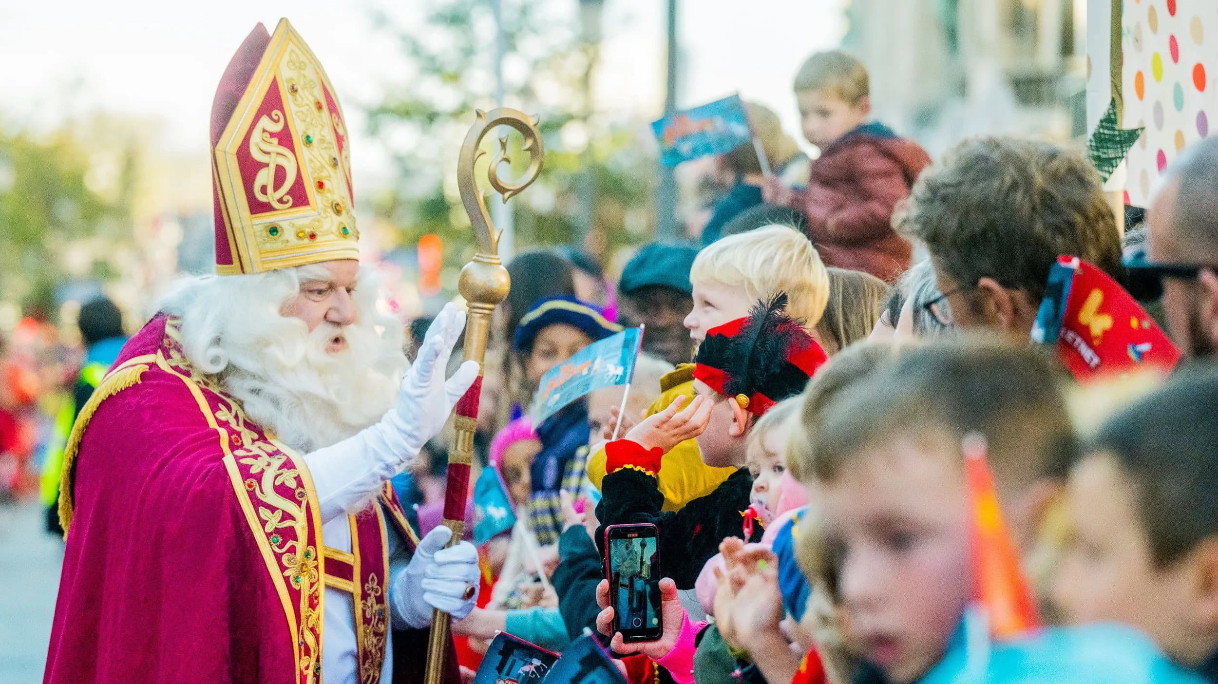 Hij komt, hij komt, ... intrede van de Sint