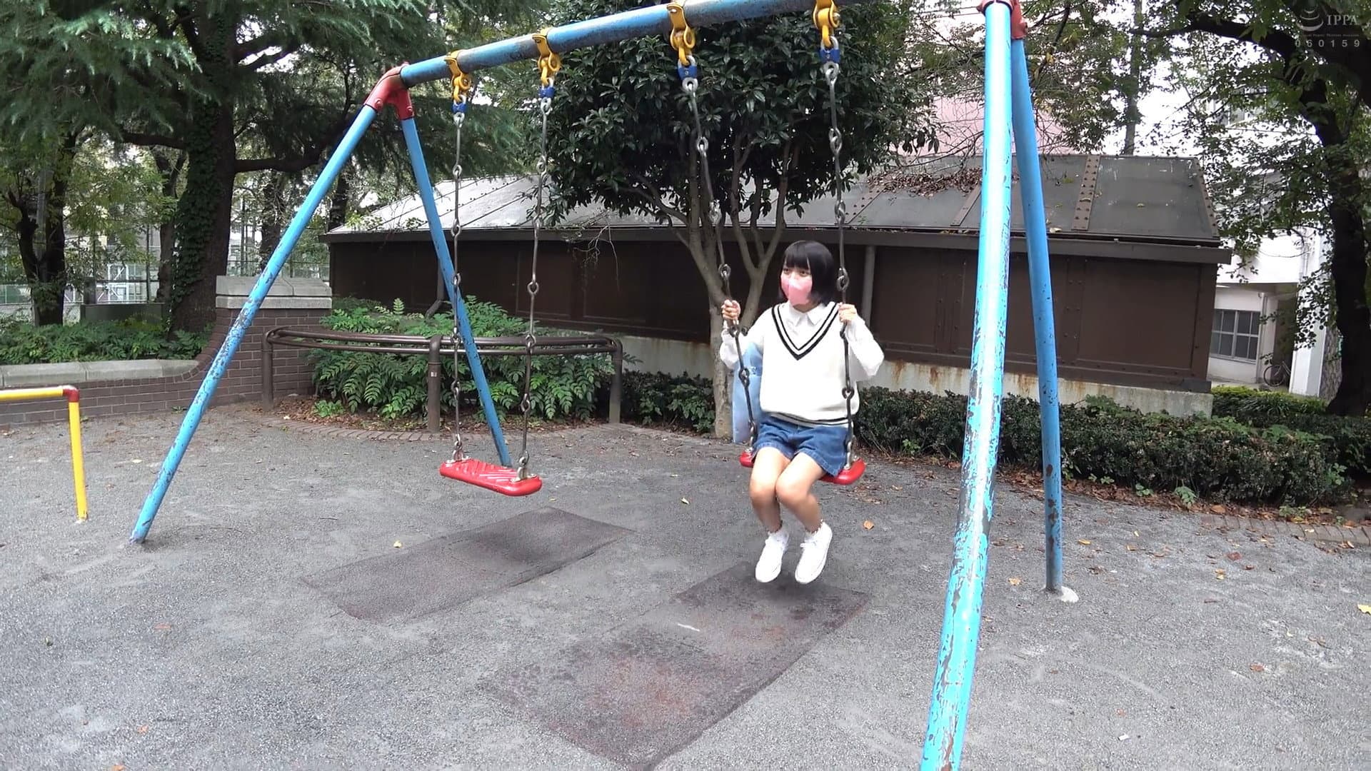 夏休み日焼けあとが残る雪乃ちゃんとごっくんプール教室
