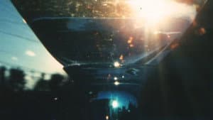 安価なワイン・グラスを用いて光について考察するフィルム。 — foto 2