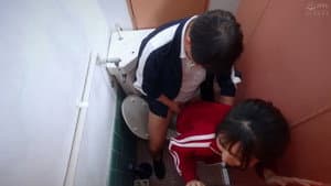 修学旅行中の女子生徒を次々と密着種付けピストンで中出しする鬼畜孕ませ教師 — foto 1