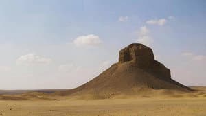 Pyramide noire : la mégastructure enfouie — foto 1