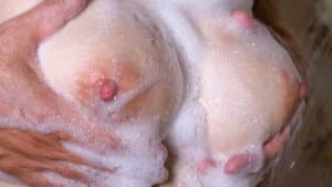 華奢巨乳の彼女が俺の親父に寝取られ種付けプレスされていた。 — foto 2