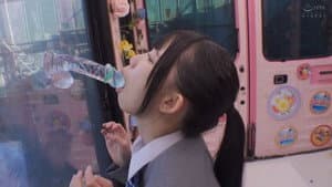 一般男女モニタリングAV×マジックミラー便コラボ企画 彼氏の目の前で路上NTR！女子○校生が初めての「お口だけでコンドーム装着」に挑戦！ノーハンドでデカチンを咥えたうぶなオマ○コは恥じらいながらもびしょ濡れ！彼氏の目の前で寝取って最後はゴムを外して生中出し！ — foto 1