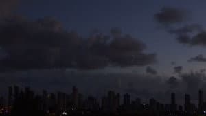 A Chegada Do Ônibus Na Madrugada Da Cidade Do Céu Roxo — foto 1
