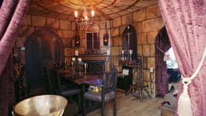 El comedor medieval, el tren del sótano, la casa de neón