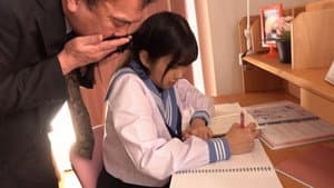 お母さんは中年オヤジ達の相手をしなさいと命令します。孝行娘だねとおじさん達は褒めてくれるけど…もうこんな事したくない — foto 2