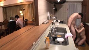 近親［無言］相姦 隣にお父さんがいるのよ… 澁谷果歩 — foto 1