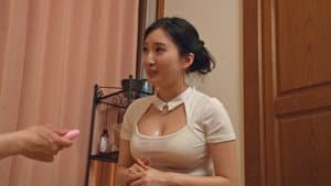 「触らない約束ならいいですよ…」リモバイ挿れっぱなし施術でイってしまい火がついた女子大生メンエス嬢は拒んでいたのに自らチ○ポを挿れたがる — foto 1