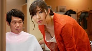 胸チラに気付かず働く美人店員 — foto 1