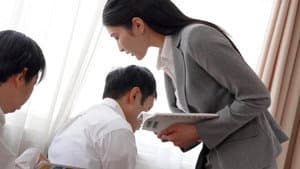 新任の鈴先生に一瞬で心を奪われた僕は、＃女教師奴●化計画をこうして実行に移しました。 本庄鈴 — foto 1