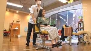 美容室でケープの中を全裸にされカット中に何度もこっそりイキさせられる敏感女 — foto 1