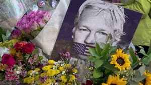 The Trust Fall: Julian Assange — foto 11