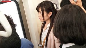 SSNI-157脅迫集団痴漢師レ○プ 生脚太ももを撫で回す指先…尻に擦り付けられるチ○ポ…恐怖で脚をガクガクさせ抵抗できずに犯されるスレンダー女子大生 橋本ありな — foto 1
