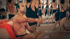 Bikram: Yogui, gurú, depredador — foto 1