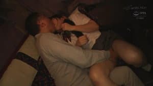 突然のベロキス手マンで乱暴に扱われるほどイッてしまうドM娘を夜行バスで無許可中出し — foto 1