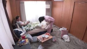 介護に来てくれた美人ヘルパーがまさかの昔面倒を見た教え子！？丹念にカラダを拭かれて思わず勃起してしまったチ〇ポを見て昔のお返しにと丁寧な全身リップ＆フェラで奉仕をしてくれるミラクルに有り得ないほど射精してしまった！！！ — foto 1