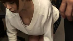 胸チラしているのに気付かず働く女子社員に手を出しちゃった俺3 — foto 1