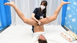 マジックミラー号 看護師限定 「絶倫ち○ぽ診察してくれませんか？」勃起が収まらなくて困っている男性をあの手この手で優しく導く白衣の天使たち3名収録 — foto 1