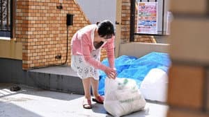 ご近所おばさんの無防備な乳首チラに我慢できずに無理やりねじ込むデカチン即ハメ！魅惑の若チ○ポの虜になった人妻が旦那では味わえない連続絶頂！さらに…おばさんの愛娘にも追撃即ハメ中出しSEX！！ 貧乳母娘スペシャル — foto 1
