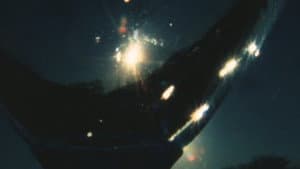 安価なワイン・グラスを用いて光について考察するフィルム。 — foto 1