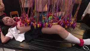 女子高生マシンバイブ 黒髪優等生をマシンで調教したら、口から泡を吹いているのに腰をくねらせチ○ポをおねだり — foto 1