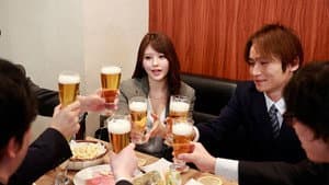 新入社員歓迎会で酔いつぶれた僕が会社の受付嬢に逆お持ち帰りされ朝まで精子搾り抜かれた一夜。 — foto 1