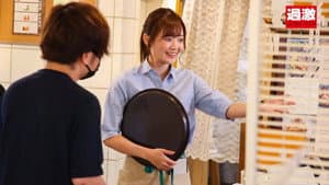 カフェ娘連鎖痴漢5 営業中の店内でイキ堕ちた言いなり店員を利用する数珠つなぎ痴漢計画 — foto 1