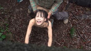 まいごの全裸少女を森で見つけて性欲が抑えられない 失踪少女に強○セックス・種付けプレス - 工藤ララ — foto 1