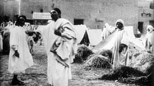 Biskra : enfants indigènes ramassant des pièces de monnaie — foto 1