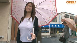 ノーブラはみ乳の無防備な爆乳人妻 — foto 1