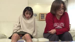 親がいてもスカートの中でこっそりポケオナしまくる発情少女 至る所で指入れオナニーに没頭する連れ子を覗いていたのがバレたのでチ○ポの快感を教えてあげました。 — foto 1