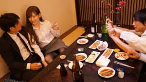出張先相部屋NTR　絶倫の上司に一晩中何度も中出しされた新人女子社員 — foto 1