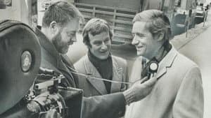 The Golden Handshake — foto 1