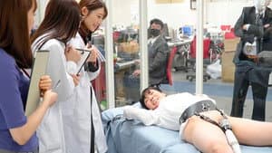 SOD女子社員 150，000回転（従来比30倍）超高速電マでイクッ！最高に気持ち良い電マを求めて自ら実験台となり絶頂しながらも新型電マ開発に挑んだ結果、パンツスーツの裾まで濡れるほど漏らして漏らして4人合計78イキ！ — foto 1