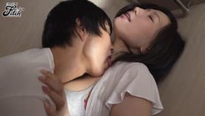 もがくほど抜け出せない吐息と熱気が充満する汗だく密室性交 — foto 1