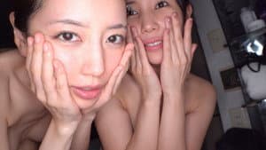 エステティシャンに恋した私　 一瞬で一目惚れして施術中にキスしたら一気に距離が近づいて 一緒にゴハン作ってお風呂に入って好きが溢れ続ける同棲レズタイム 美咲かんな　美丘さとみ — foto 1