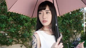 ただいま、おにいちゃん」全身タトゥーで突然の帰省。兄の股間をイジめて微笑む妹。 — foto 1